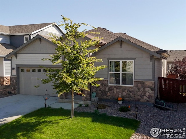 view of front of home featuring a front yard and a garage