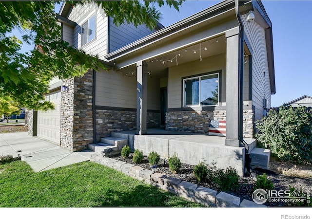 view of front of home featuring a front yard and a garage