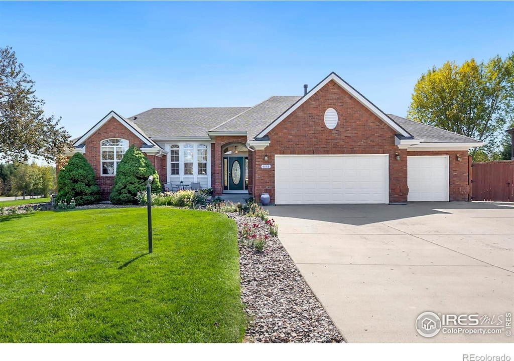 view of front of house featuring a front yard and a garage