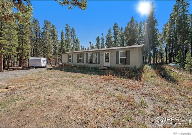 manufactured / mobile home featuring stucco siding