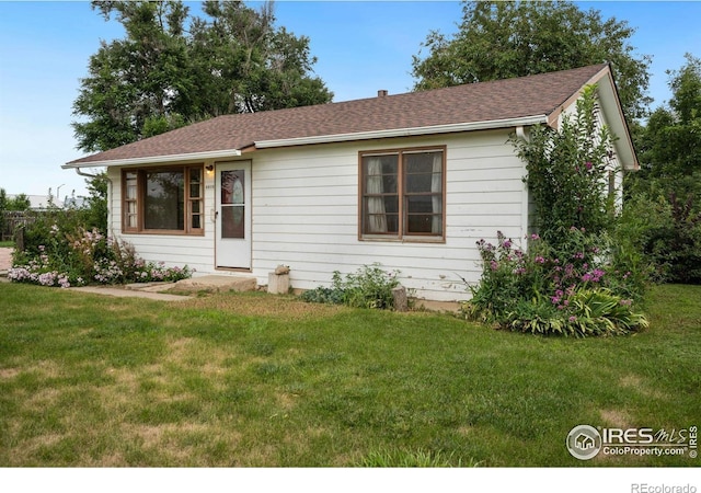 ranch-style home featuring a front lawn