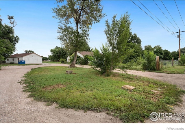 view of front of property featuring a front yard