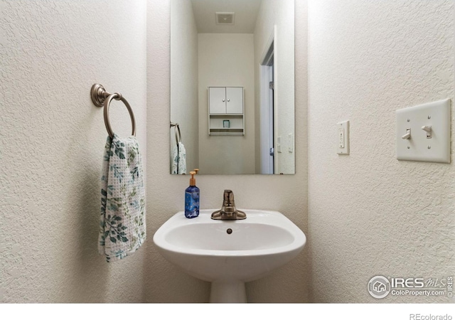 bathroom featuring sink