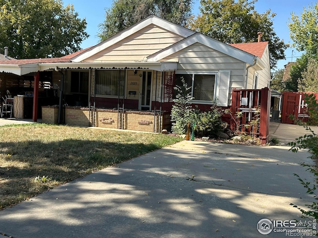 view of front of property with a front yard