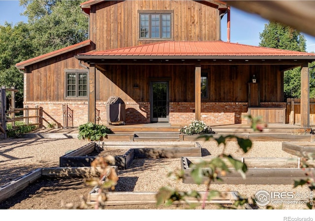 view of front of property featuring a porch