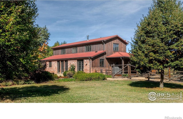 view of front of house featuring a front lawn