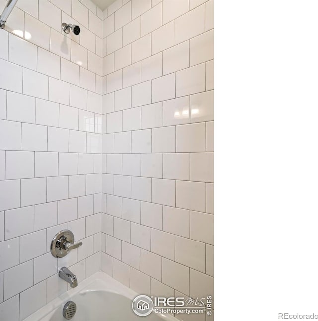 bathroom with tiled shower / bath