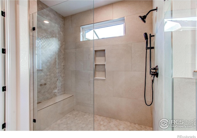 bathroom featuring a tile shower