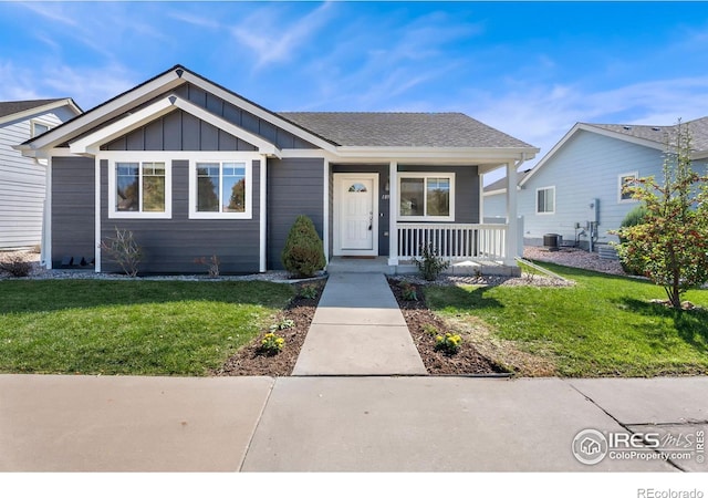 view of front of property featuring a porch and a front yard