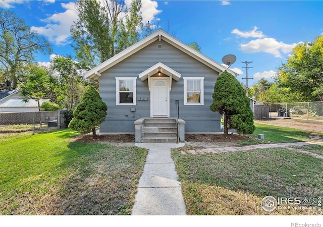 bungalow featuring a front lawn