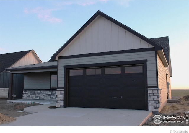 view of front facade featuring a garage