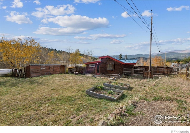 view of yard featuring a mountain view