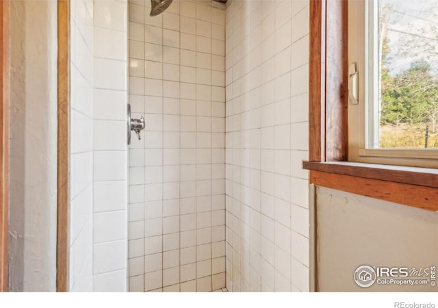 bathroom featuring tiled shower