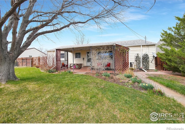 view of front of property featuring a front yard