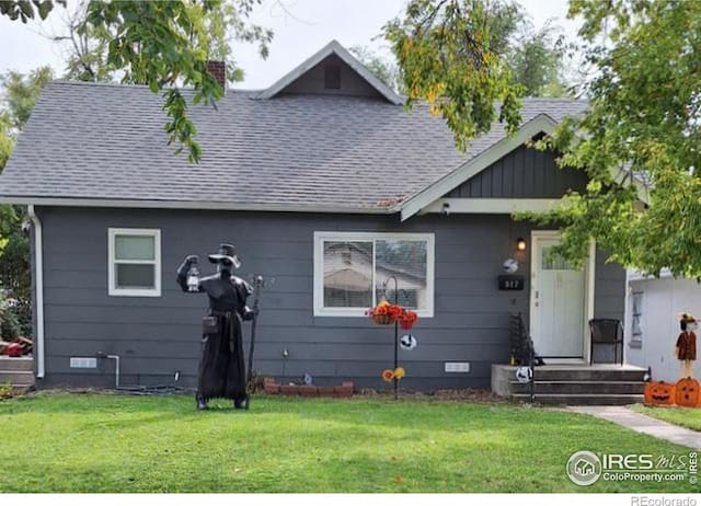 view of front of house with a front yard