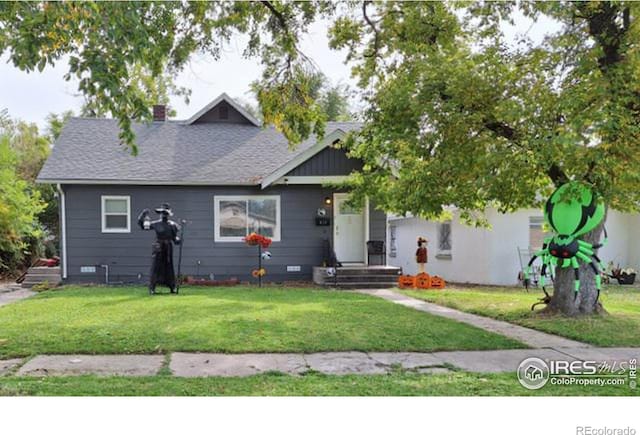 view of front facade with a front yard