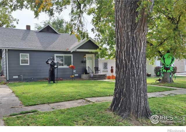 view of front of home featuring a front yard