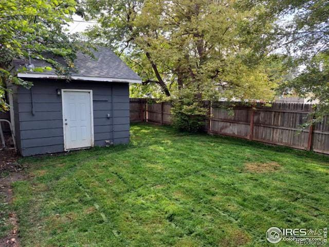 view of yard featuring a storage shed