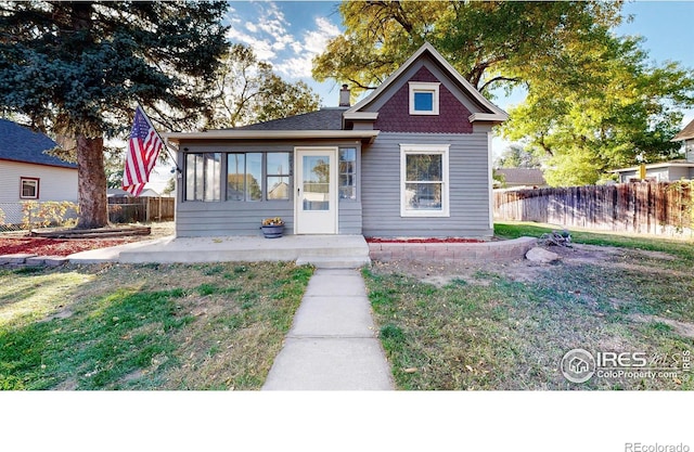 view of front facade with a front lawn