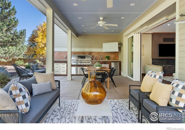 sunroom / solarium featuring ceiling fan and sink