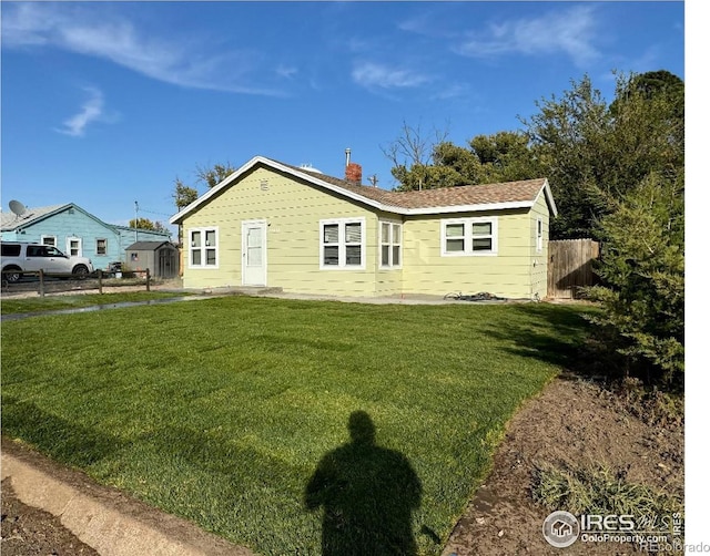 view of front of home with a front lawn