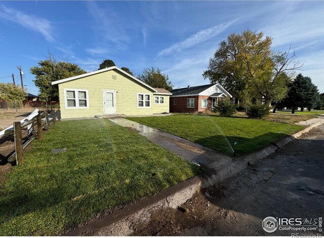 130 W 4th St N, Cheyenne Wells, CO 80810 - ranch-style house with a front yard