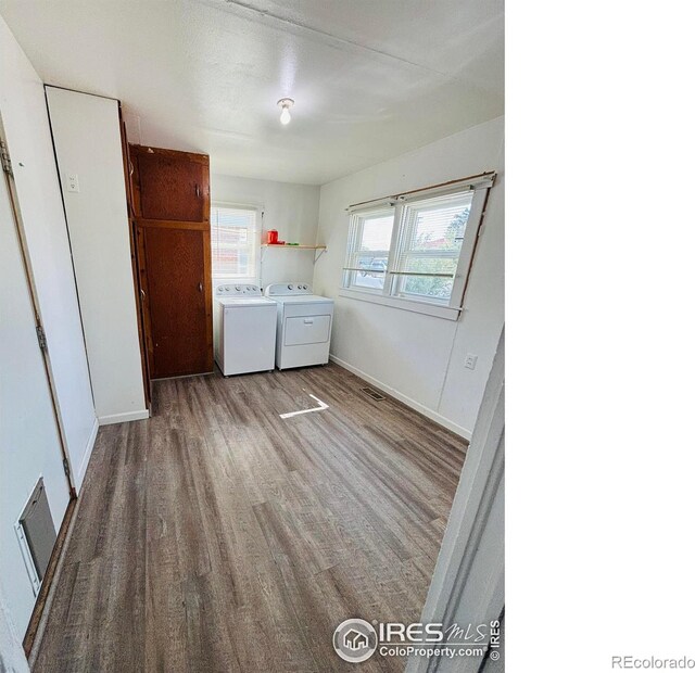 130 W 4th St N, Cheyenne Wells, CO 80810 - clothes washing area featuring wood-type flooring, a textured ceiling, and independent washer and dryer