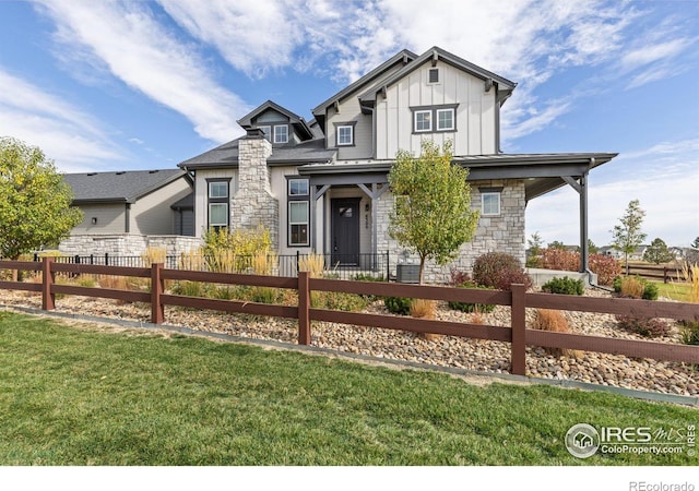 view of front of property featuring a front lawn