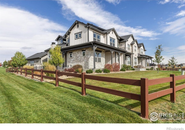 view of front of property featuring a front lawn