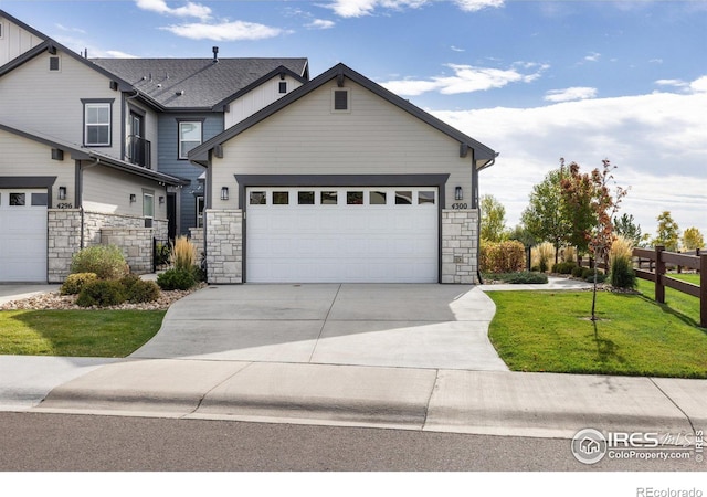 view of front of property featuring a front lawn and a garage