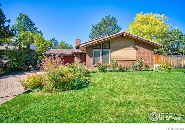 view of front of home featuring a front yard