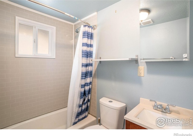 full bathroom featuring shower / bath combo with shower curtain, toilet, and vanity