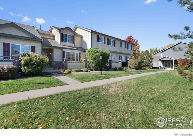 view of front of house featuring a front lawn