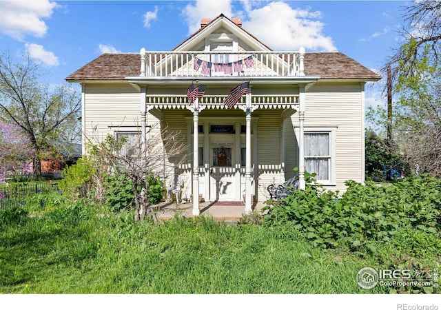 view of front facade with a front yard