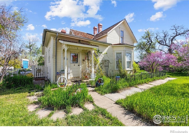 view of front of house featuring a front lawn