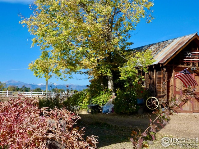 view of yard featuring a mountain view and an outbuilding