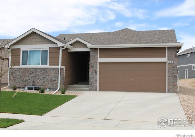 view of front of home featuring a front yard and a garage