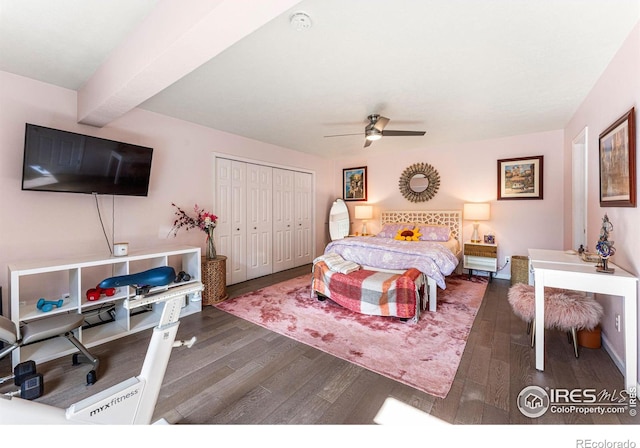 bedroom with a closet, ceiling fan, and dark hardwood / wood-style flooring