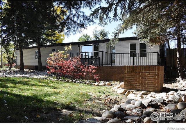 view of front of property featuring a front lawn