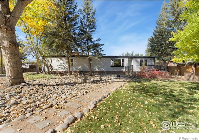 ranch-style home featuring a front lawn