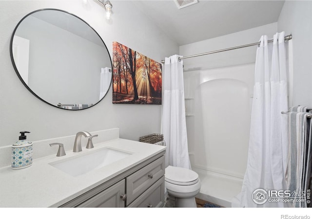 bathroom with toilet, vanity, and curtained shower