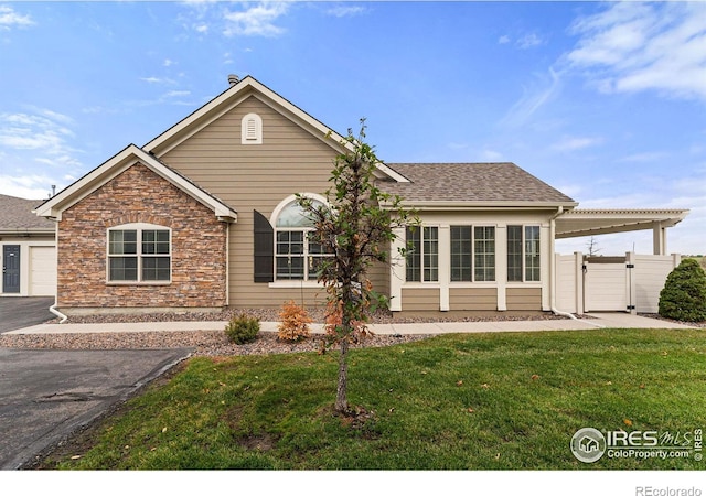 view of front of property with a front yard