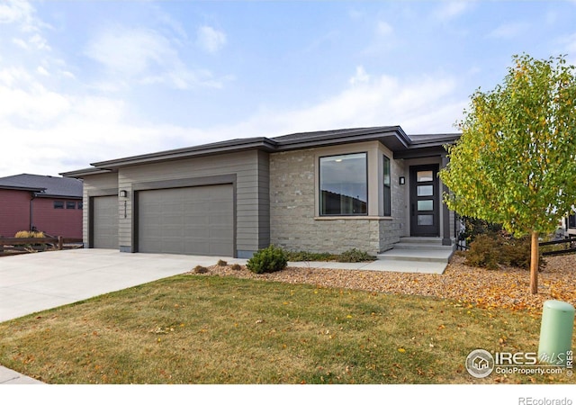 view of front of home featuring a front lawn and a garage