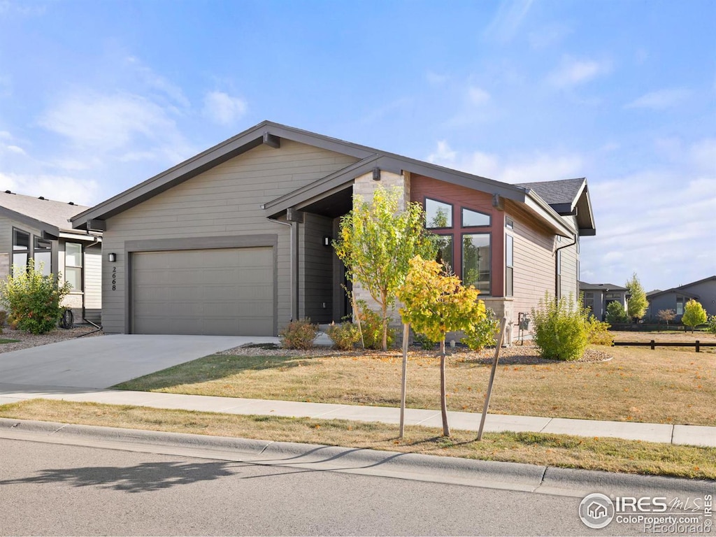 view of front of home featuring a front lawn and a garage