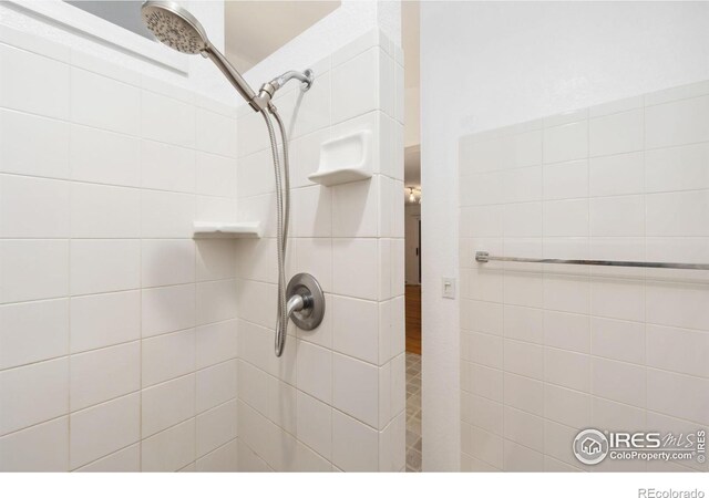 bathroom featuring tiled shower