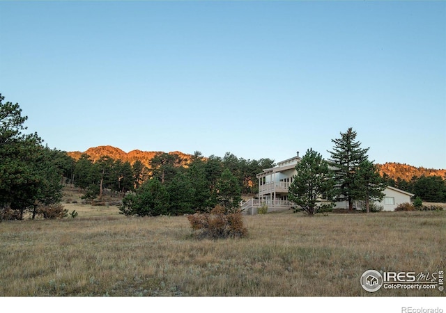 view of yard with a mountain view