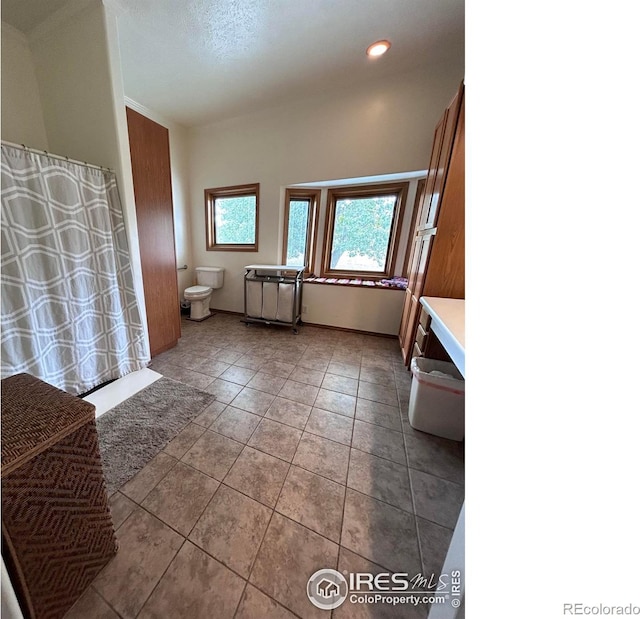 bathroom with toilet, recessed lighting, a shower with shower curtain, tile patterned flooring, and baseboards