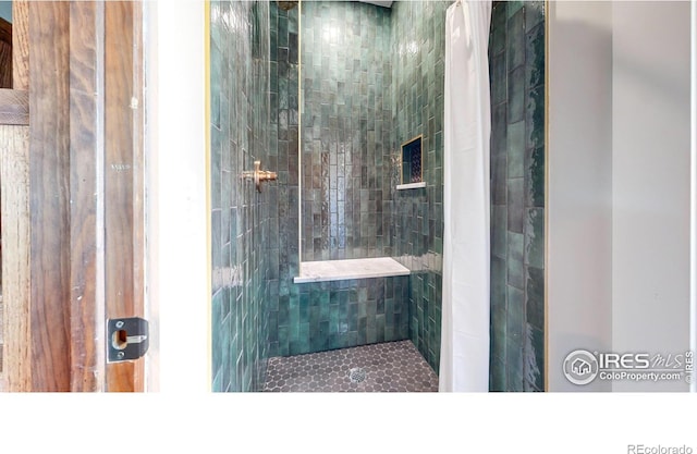 bathroom featuring tiled shower