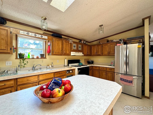 kitchen featuring stainless steel refrigerator, white gas stove, sink, crown molding, and a textured ceiling