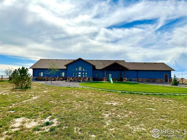 view of front of house featuring a front lawn